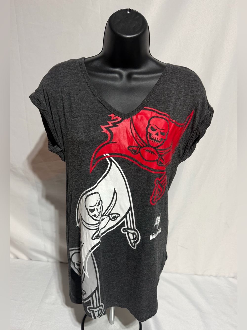 NFL Tampa Bay Buccaneers Women's M V-Neck Tee Gray Red Oversized Flag Graphic